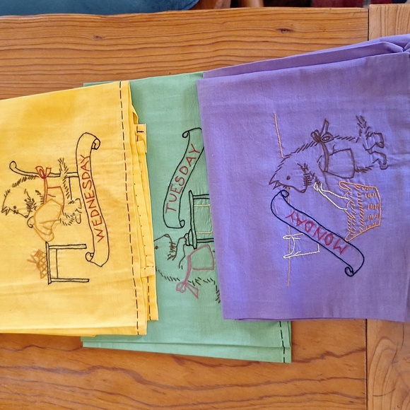 7 Vintage Hand Embroidered Days of the Week Cotton Dish Towels - Picture 3 of 5
